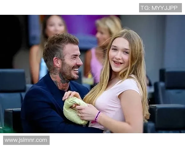 足球明星怀抱孩子接受媒体采访展现温暖父爱与职业生涯的完美结合 足球明星怀抱孩子接受媒体采访展现温暖父爱与职业生涯的完美结合