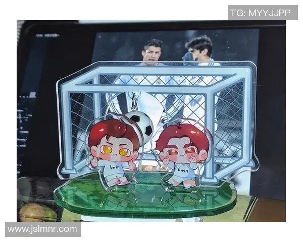 足球明星合影立牌图案展现球场魅力与友谊的完美结合 足球明星合影立牌图案展现球场魅力与友谊的完美结合